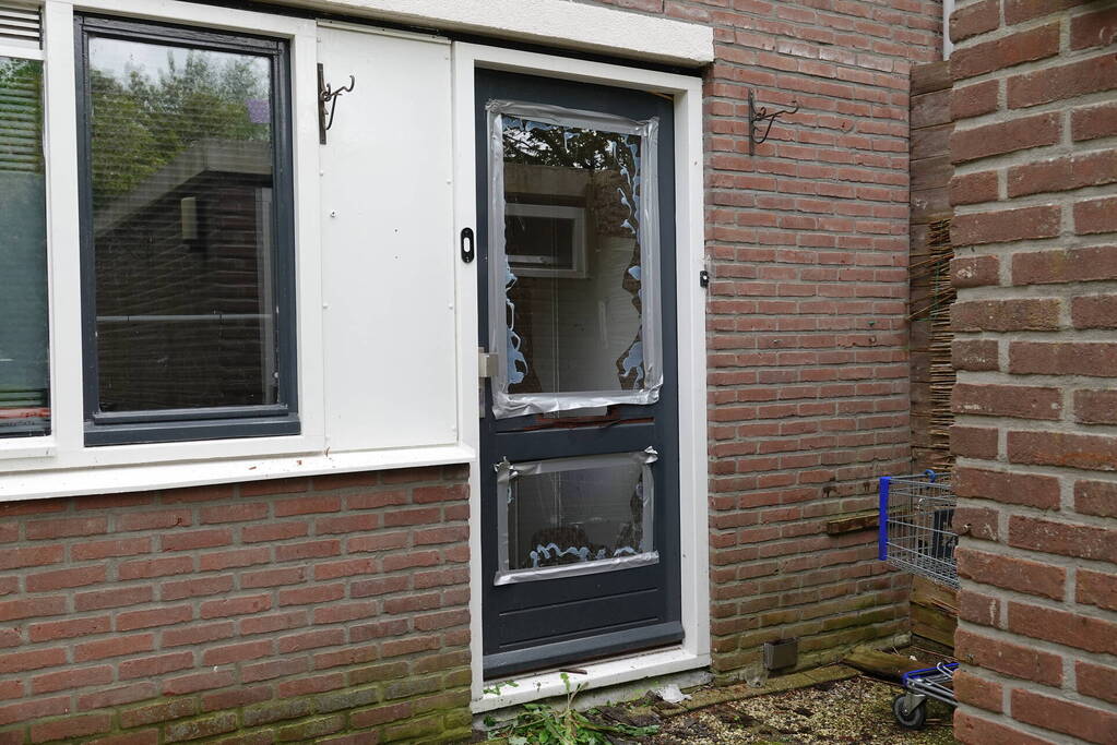 Voordeur woning beschadigd na explosie