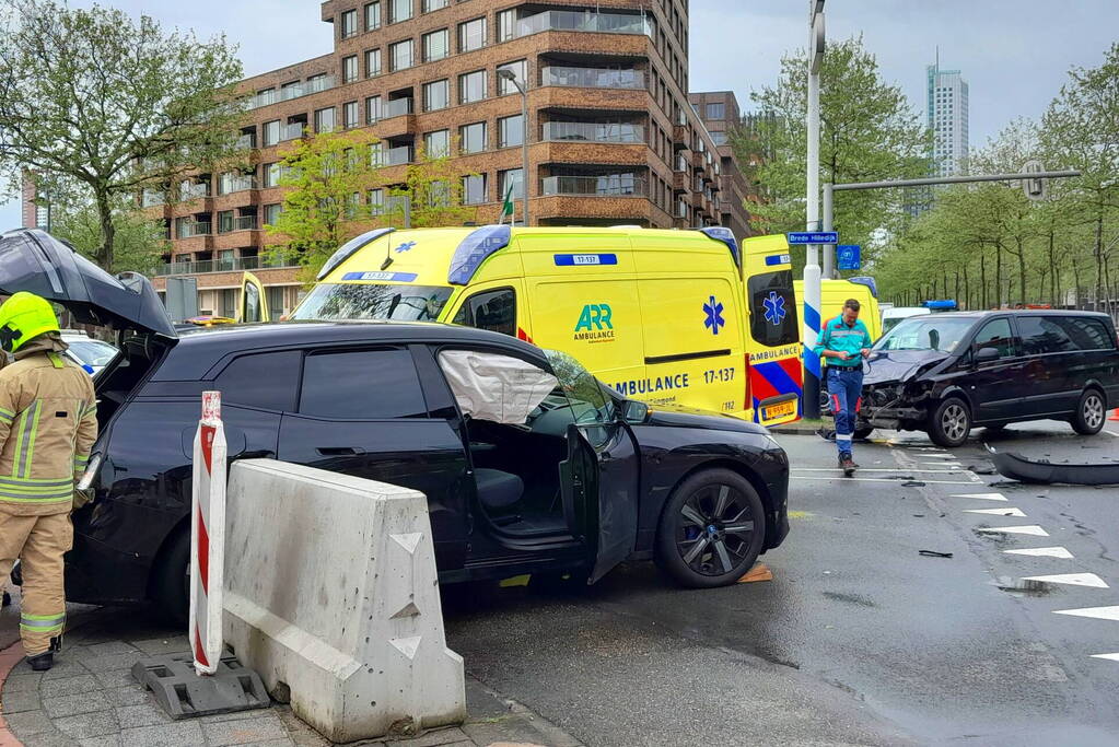 Ravage op de weg: ambulance, bestelbus en auto betrokken bij ernstig ongeval