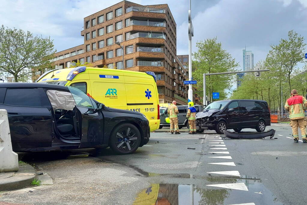 Ravage op de weg: ambulance, bestelbus en auto betrokken bij ernstig ongeval