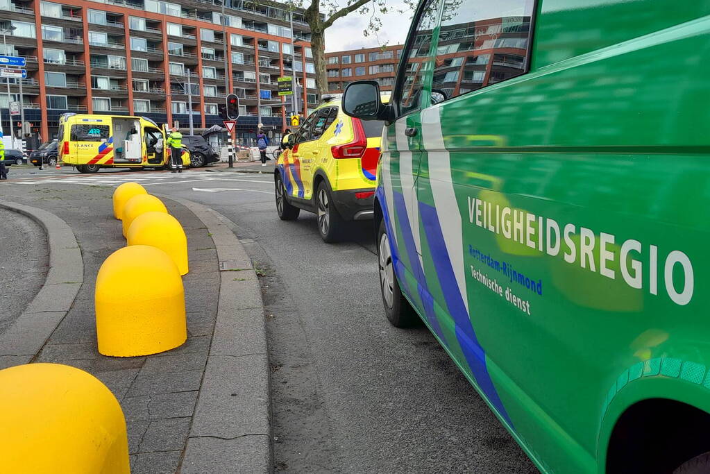 Ravage op de weg: ambulance, bestelbus en auto betrokken bij ernstig ongeval