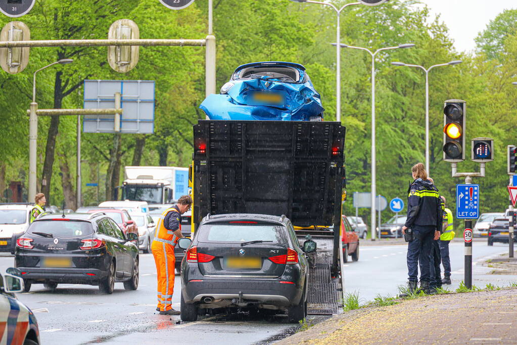 Flinke schade en gewonden bij kop-staart botsing