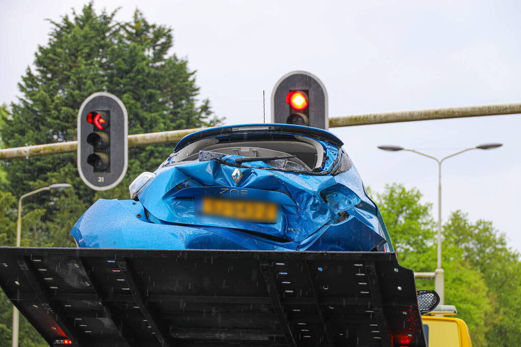 Flinke schade en gewonden bij kop-staart botsing