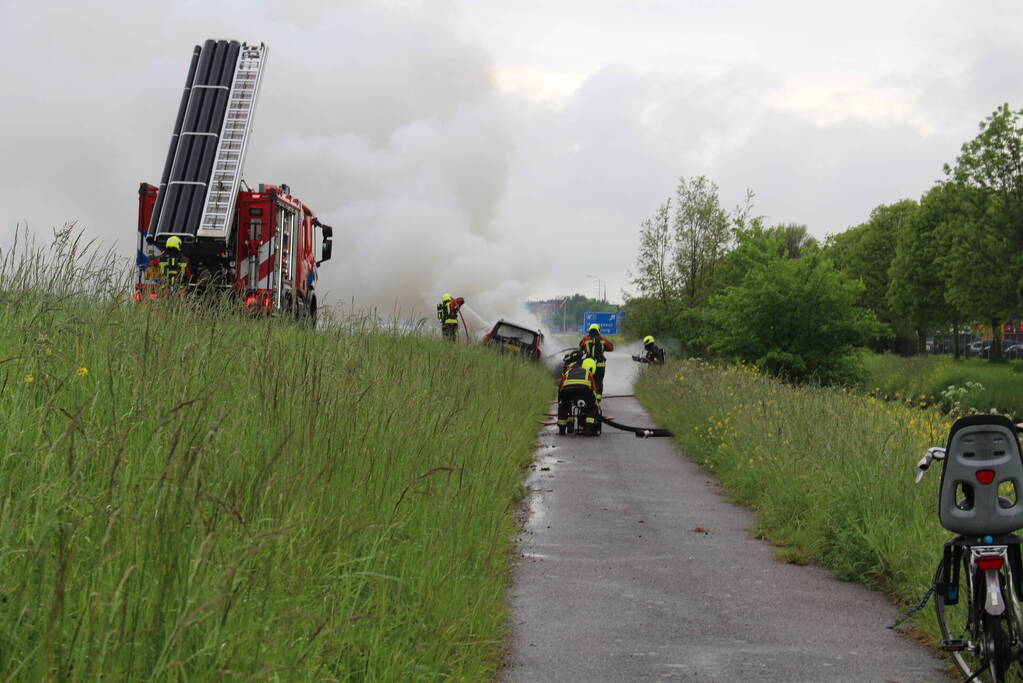 Elektrische auto vliegt in brand op snelweg