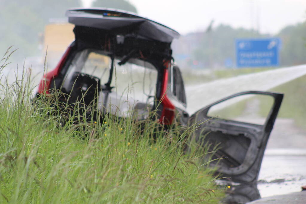 Elektrische auto vliegt in brand op snelweg