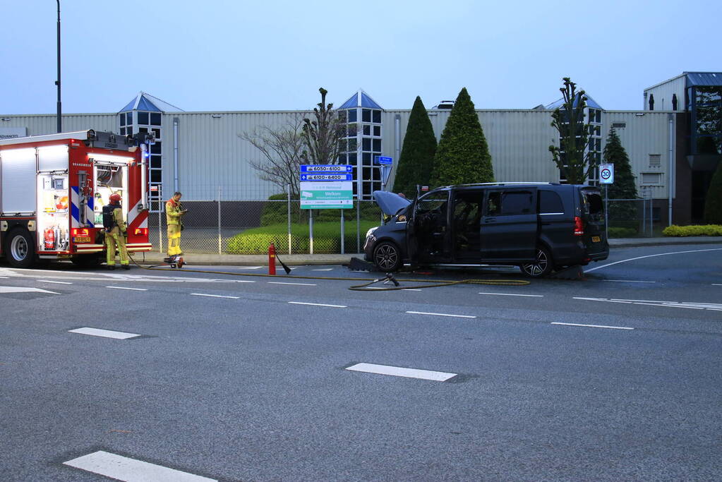 Bestelbus gaat in vlammen op