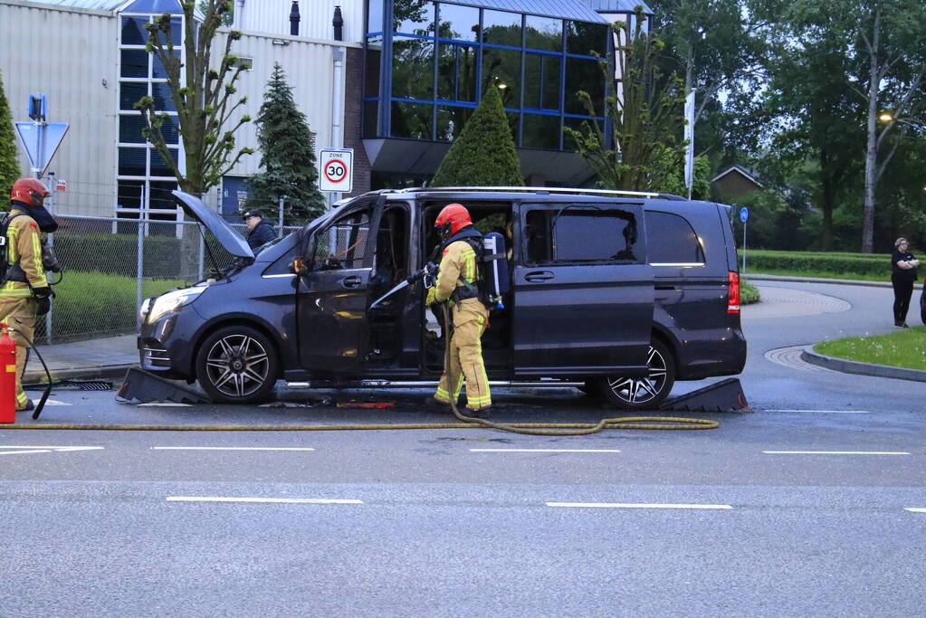 Bestelbus gaat in vlammen op
