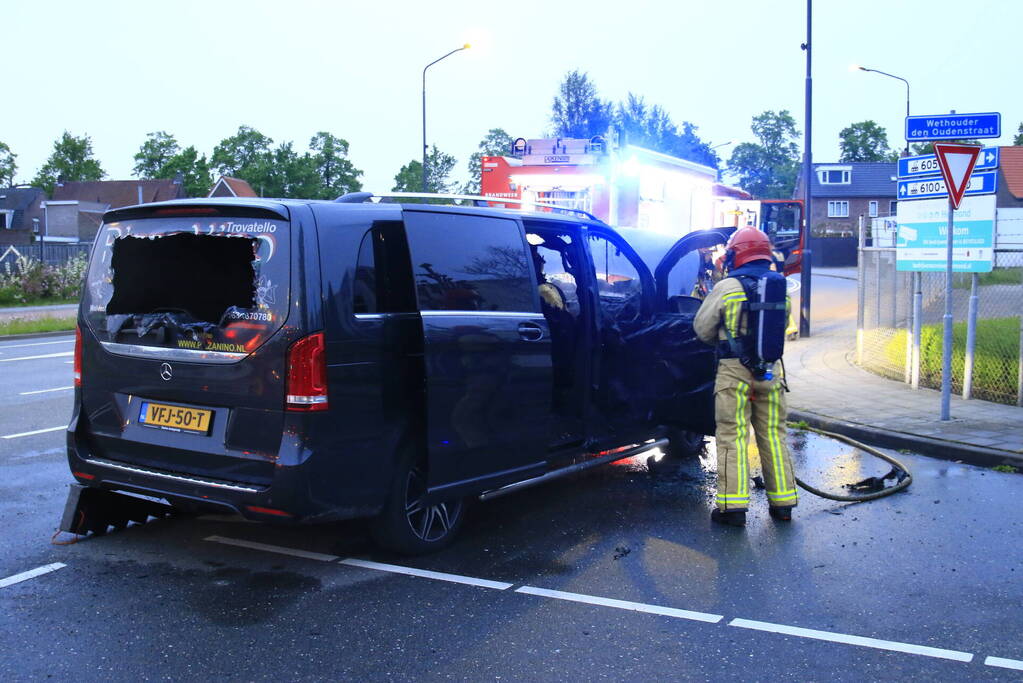 Bestelbus gaat in vlammen op