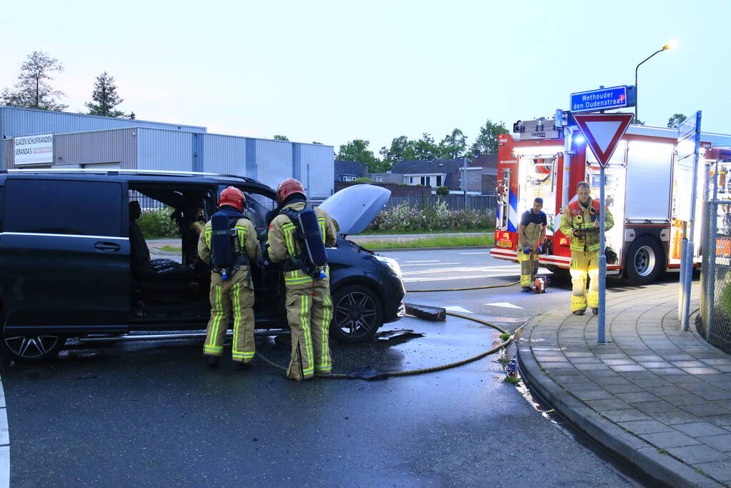 Bestelbus gaat in vlammen op
