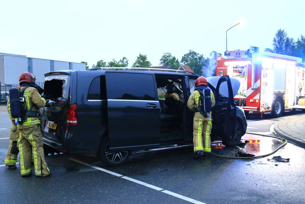 Bestelbus gaat in vlammen op