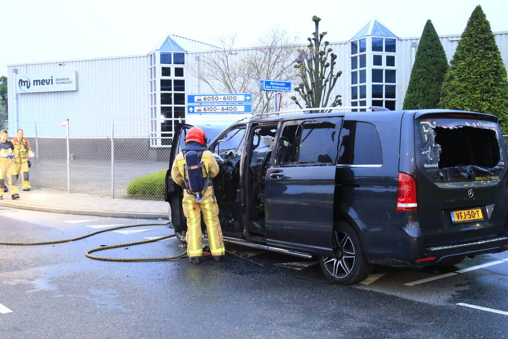 Bestelbus gaat in vlammen op