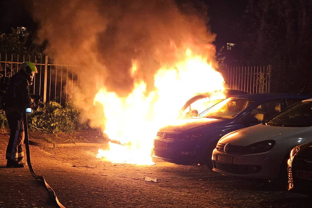 Auto volledig afgebrand in parkeervak