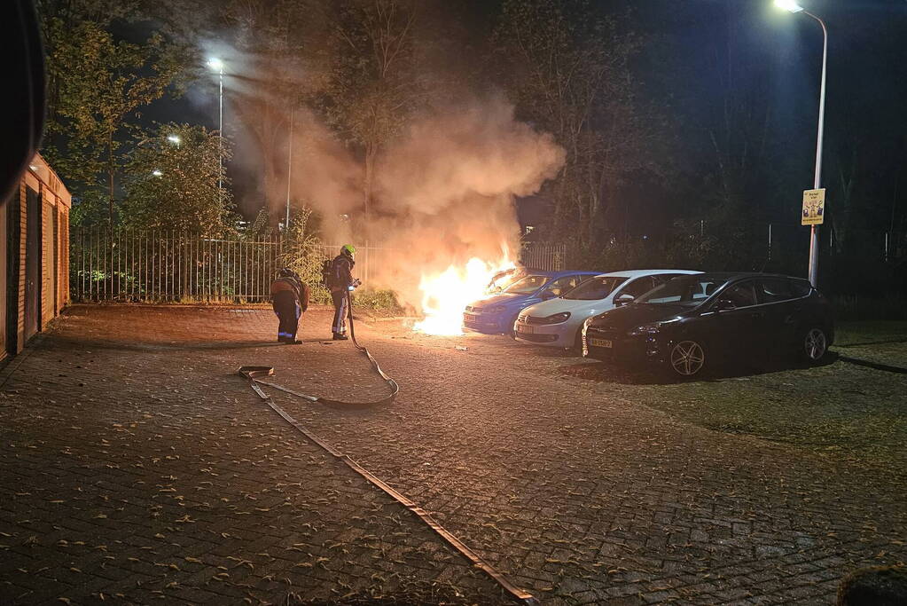 Auto volledig afgebrand in parkeervak