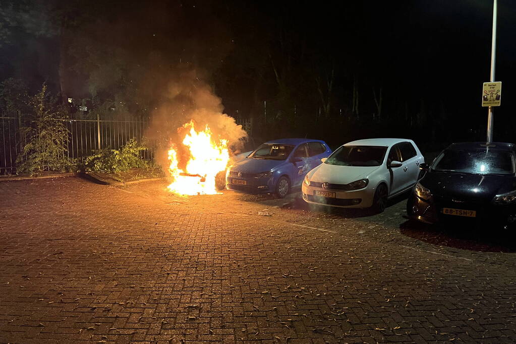 Auto volledig afgebrand in parkeervak