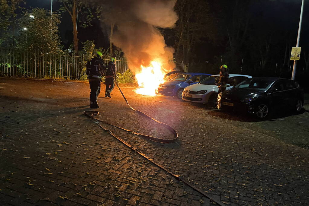Auto volledig afgebrand in parkeervak