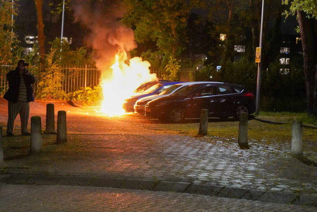 Auto volledig afgebrand in parkeervak