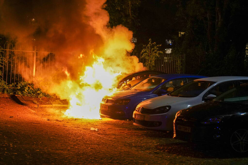 Auto volledig afgebrand in parkeervak