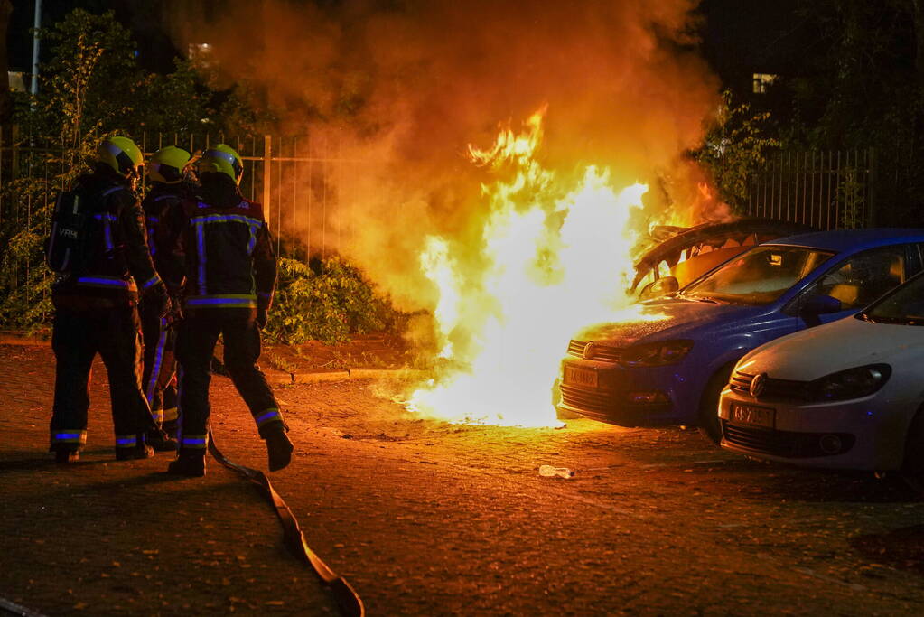 Auto volledig afgebrand in parkeervak