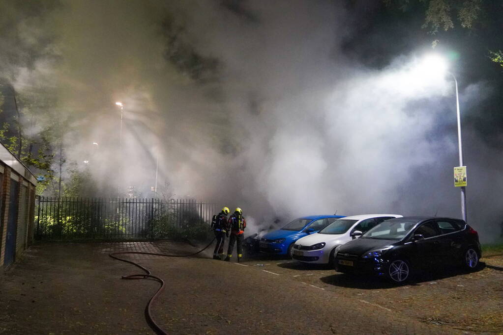 Auto volledig afgebrand in parkeervak