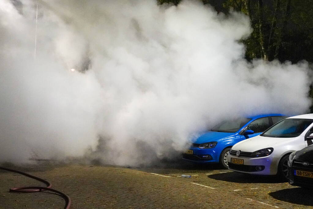 Auto volledig afgebrand in parkeervak