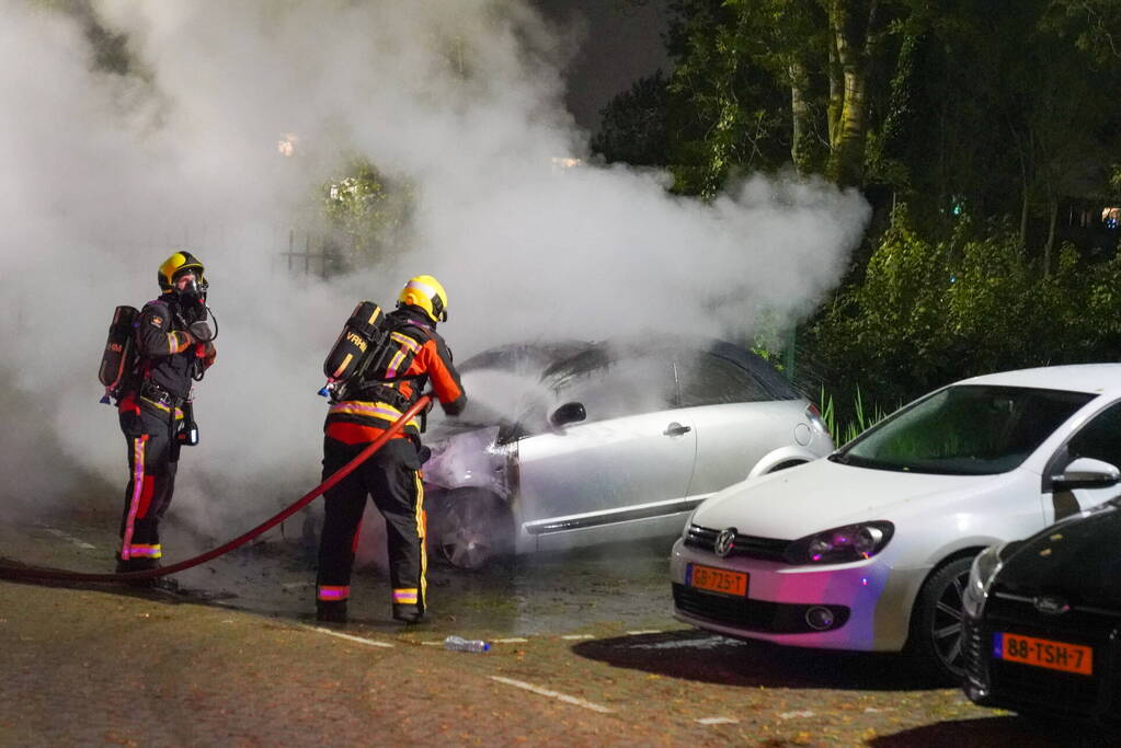 Auto volledig afgebrand in parkeervak