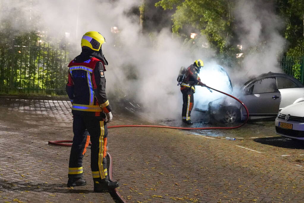 Auto volledig afgebrand in parkeervak