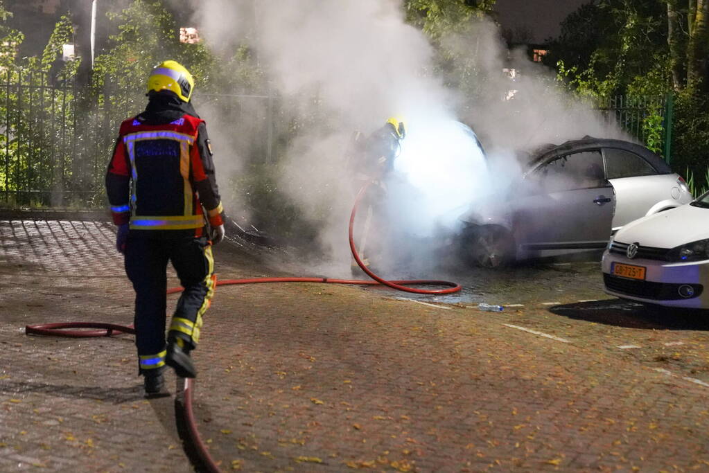 Auto volledig afgebrand in parkeervak
