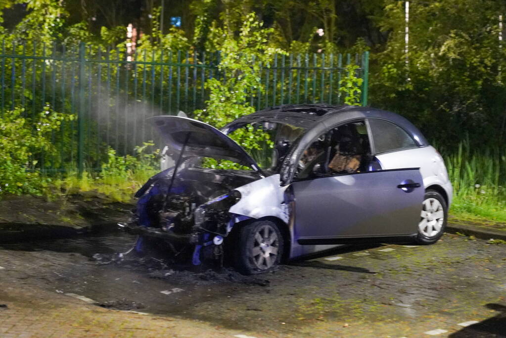 Auto volledig afgebrand in parkeervak