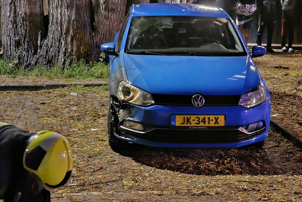 Auto volledig afgebrand in parkeervak