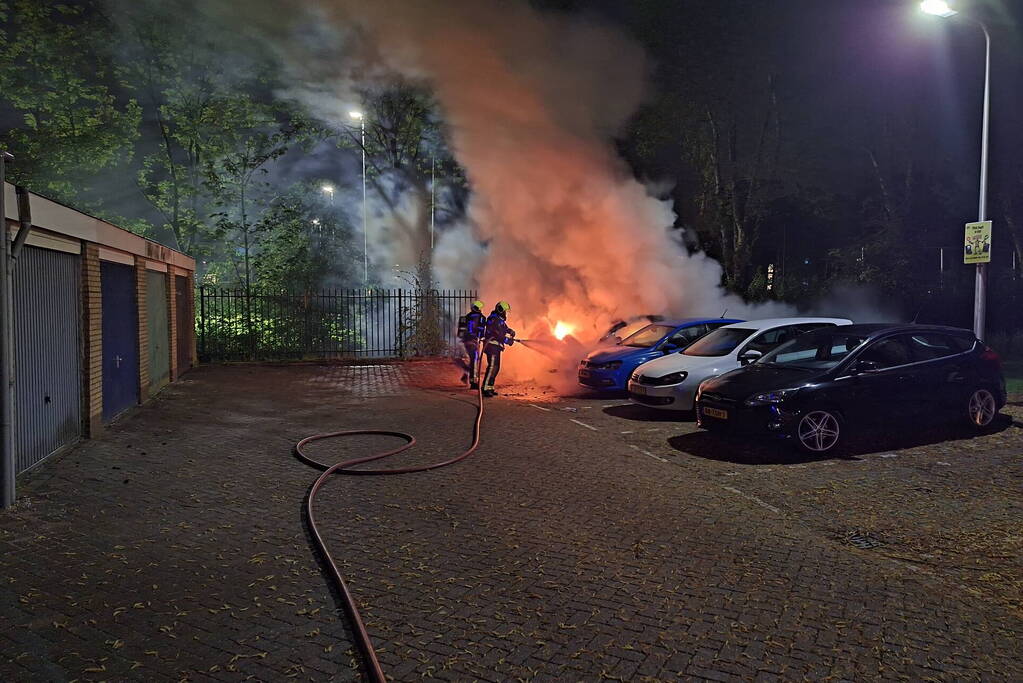 Auto volledig afgebrand in parkeervak