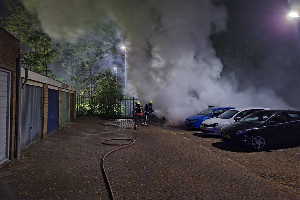 Auto volledig afgebrand in parkeervak