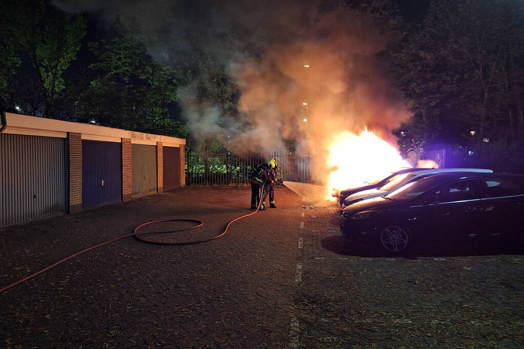 Auto volledig afgebrand in parkeervak