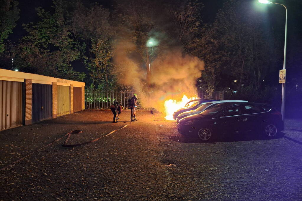 Auto volledig afgebrand in parkeervak