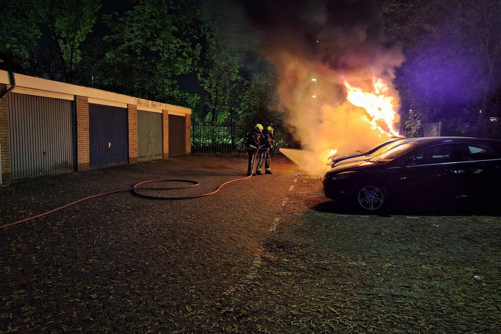 Auto volledig afgebrand in parkeervak