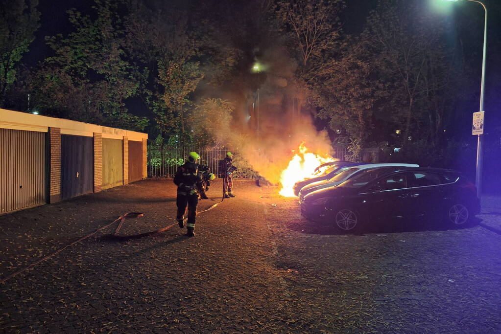 Auto volledig afgebrand in parkeervak