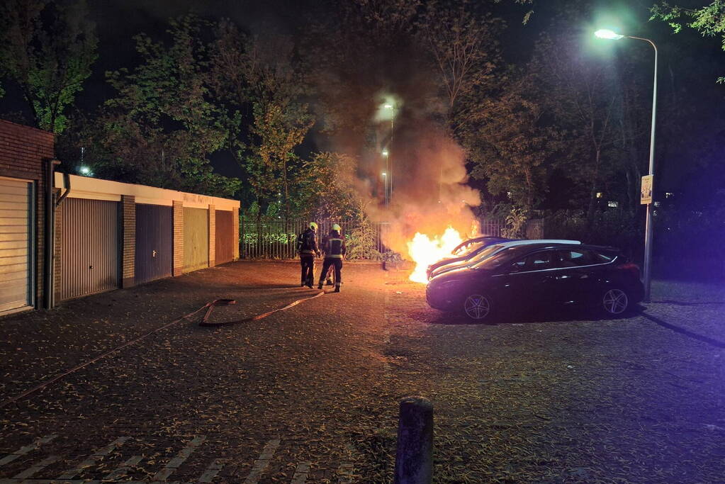 Auto volledig afgebrand in parkeervak