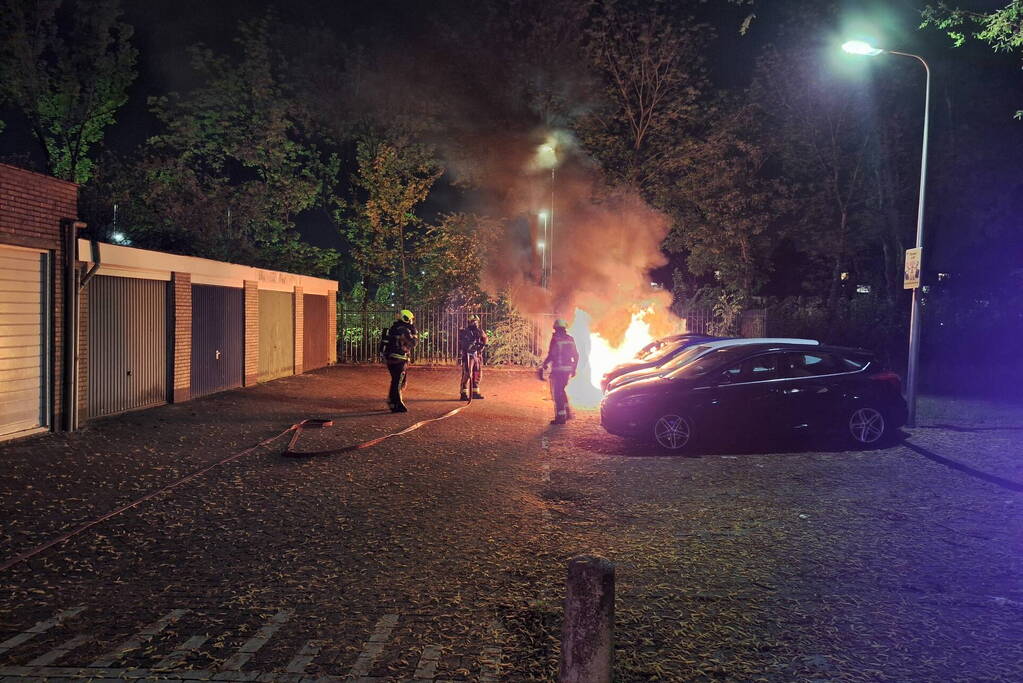 Auto volledig afgebrand in parkeervak
