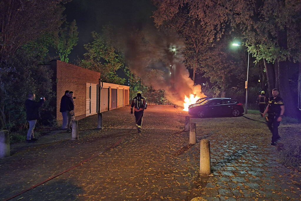 Auto volledig afgebrand in parkeervak