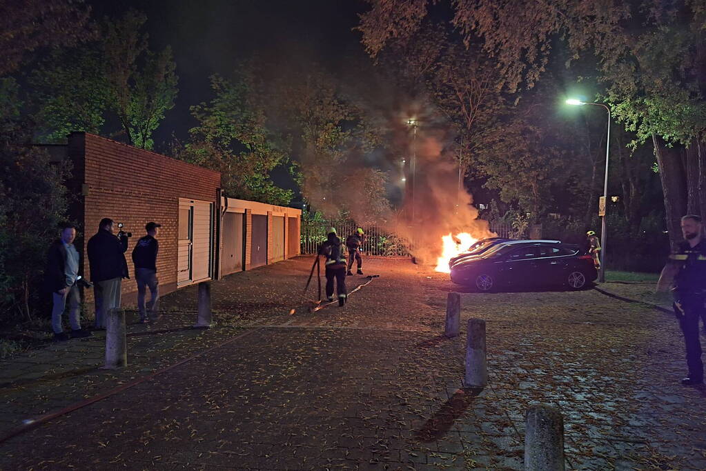 Auto volledig afgebrand in parkeervak