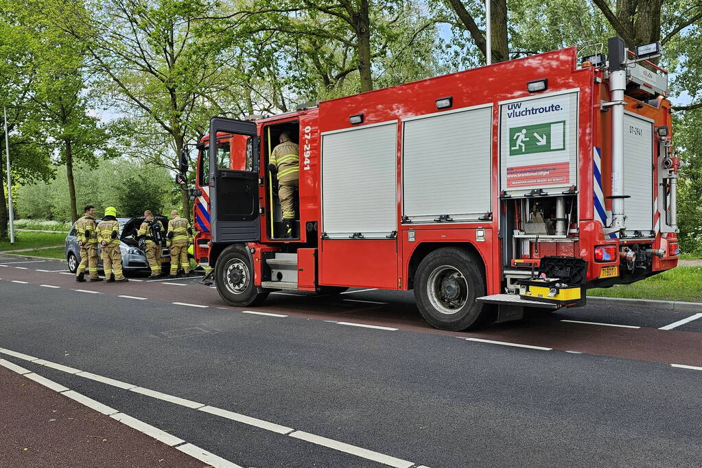 Een kijkje onder de motorkap van een auto na brandlucht
