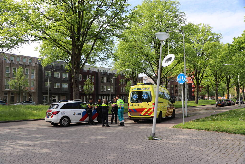 Auto botst op paal