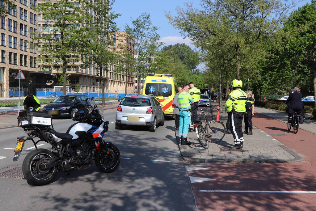 Fietser en automobilist botsen met elkaar