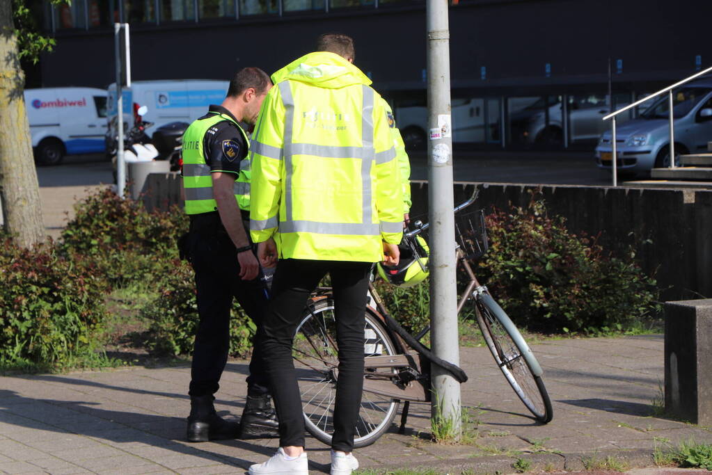 Fietser en automobilist botsen met elkaar