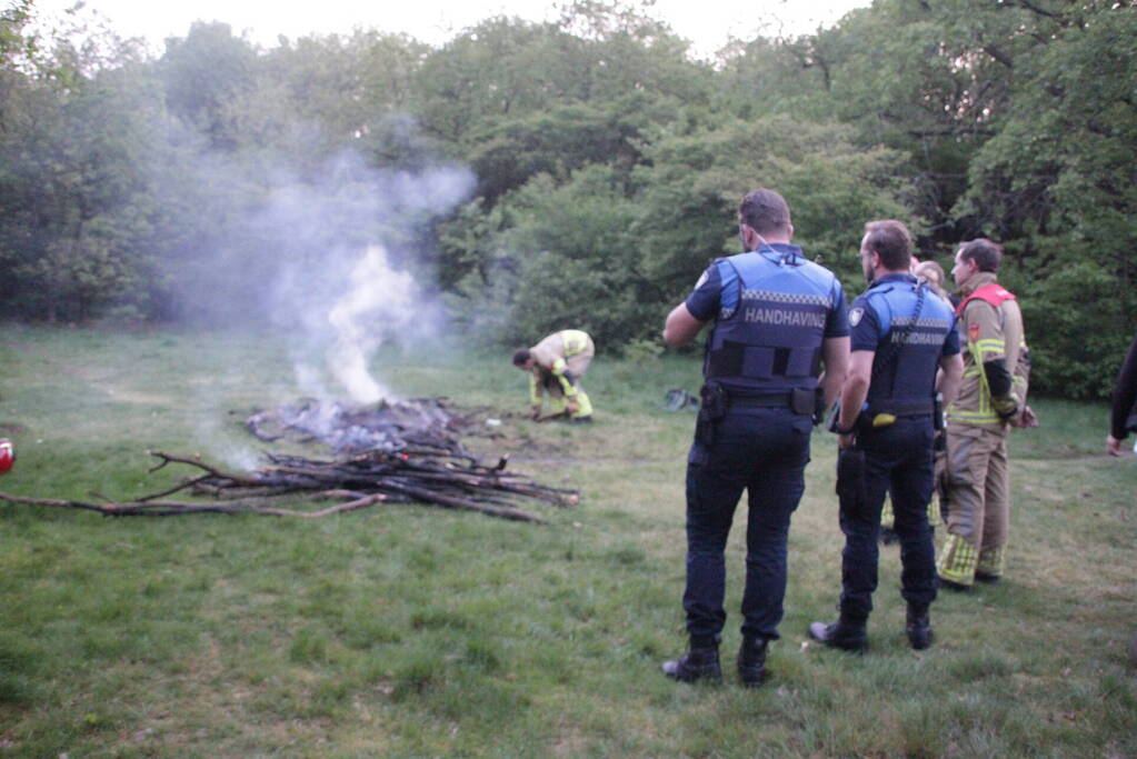 Brandweer blust kampvuur in bos