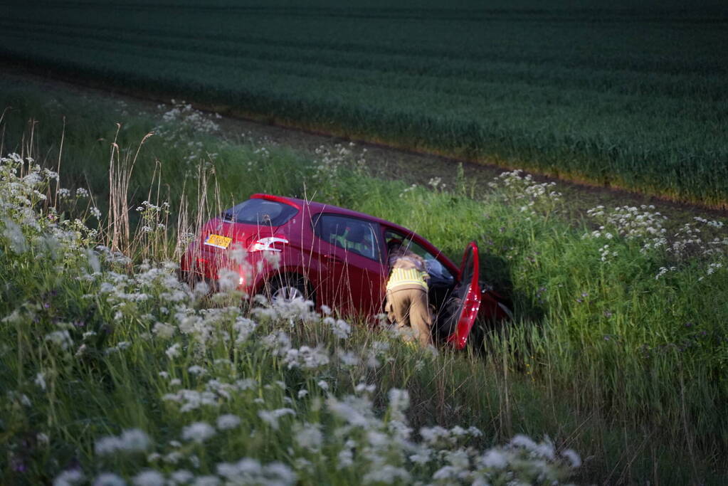 Auto belandt in droge sloot