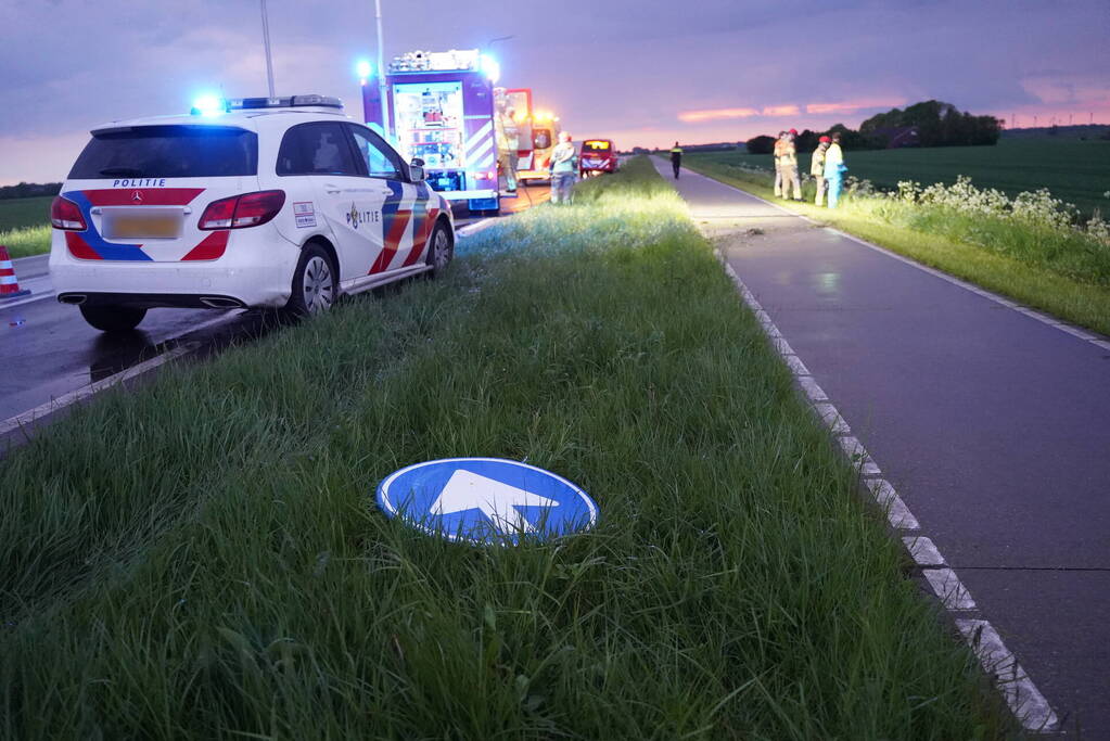 Auto belandt in droge sloot