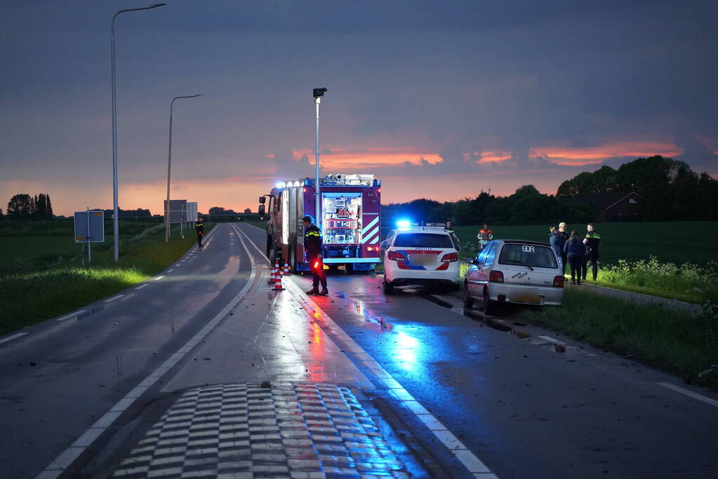 Auto belandt in droge sloot