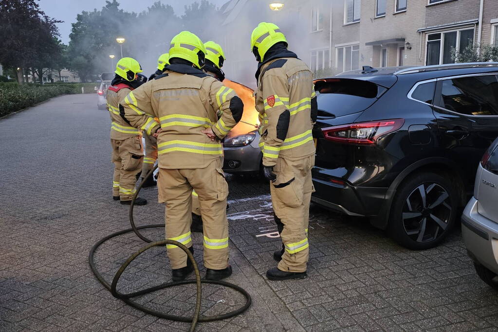 Geparkeerde auto verwoest door brand
