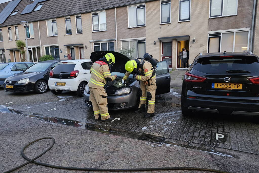 Geparkeerde auto verwoest door brand