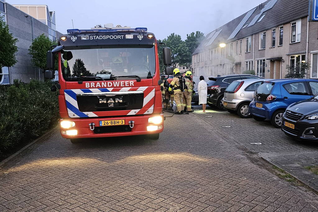 Geparkeerde auto verwoest door brand