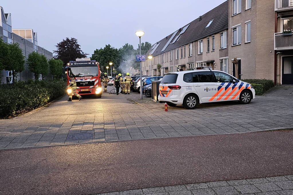 Geparkeerde auto verwoest door brand